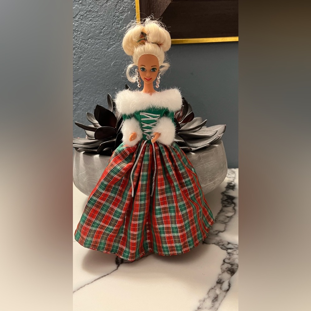 VTG Mattel Barbie Doll Winter’s Eve Special Edition Festive Green and Red Attire